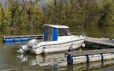 Das Fahrschulboot auf dem Main in Würzburg.